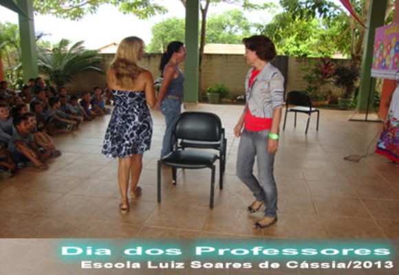 Dança das cadeiras com as professoras - Dia dos Professores.jpg