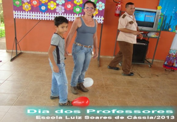 Brincadeira do balão com a profª Leni e aluno - Dia dos Professores.jpg